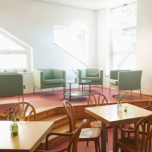Kreativ-Haus Cafe mit Tischgruppen und Empore