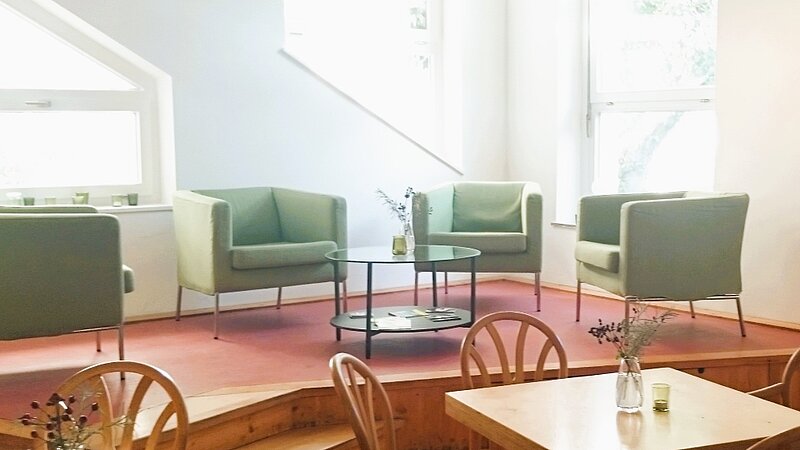 Kreativ-Haus Cafe mit Tischgruppen und Empore