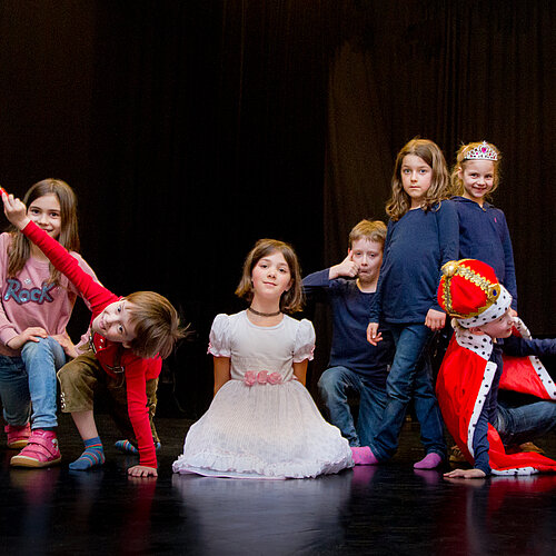 Gruppe Kinder verkleidet auf der Bühne im Kreativ-Haus
