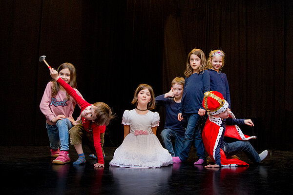 Gruppe Kinder verkleidet auf der Bühne im Kreativ-Haus