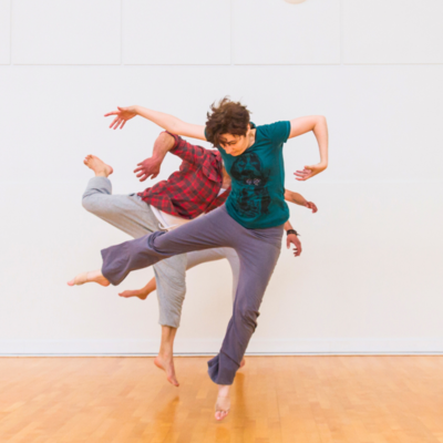 Tänzerinnen im Sprung