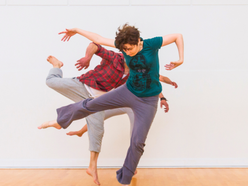 Tänzerinnen im Sprung