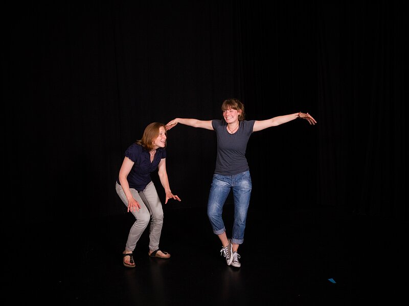 Zwei Improvisationsspielerinnen stellen eine Szene dar