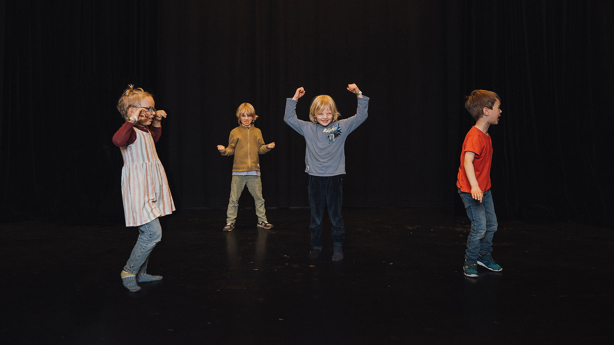 Vier Kinder darstellend auf der Bühne im Kreativ-Haus