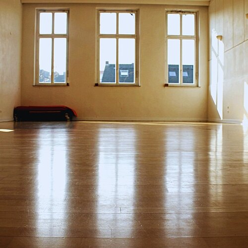 Kreativ-Haus Saal mit Schwingboden und hohen Fenstern