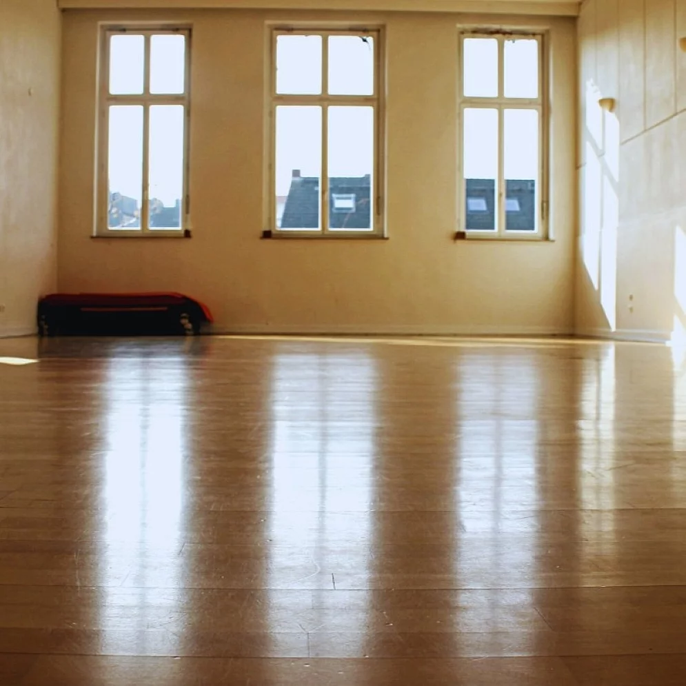 Kreativ-Haus Saal mit Schwingboden und hohen Fenstern