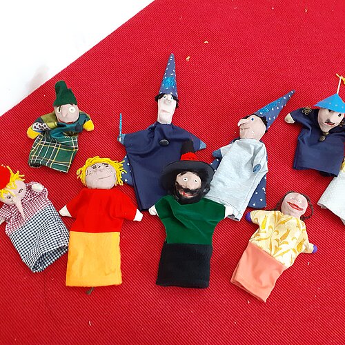 Selbstgemachte Handpuppen liegen auf dem Tisch im Ferienprojekt in Jugendkunstschule im Kreativ-Haus 