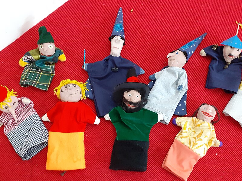 Selbstgemachte Handpuppen liegen auf dem Tisch im Ferienprojekt in Jugendkunstschule im Kreativ-Haus 