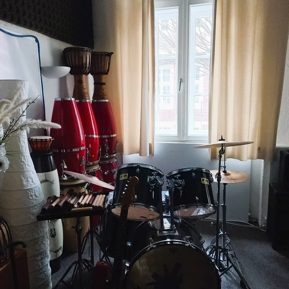 Kreativ-Haus Musikraum 2 mit Schlagzeug und Fensteransicht