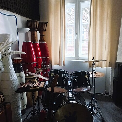 Kreativ-Haus Musikraum 2 mit Schlagzeug und Fensteransicht