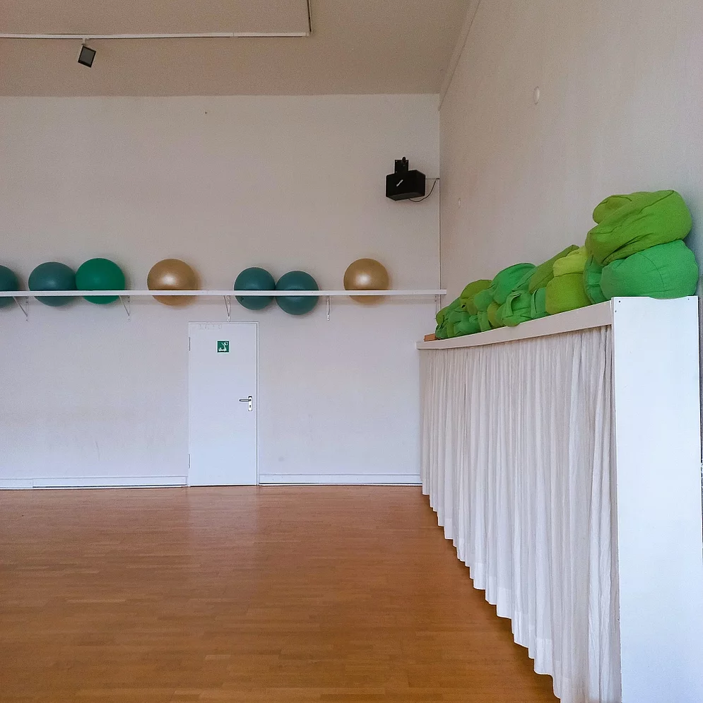 Kreativ-Haus Saal mit Schwingboden und Spiegelwand