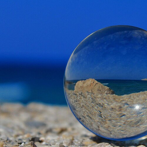 Glaskugel mit Meeresspiegelung