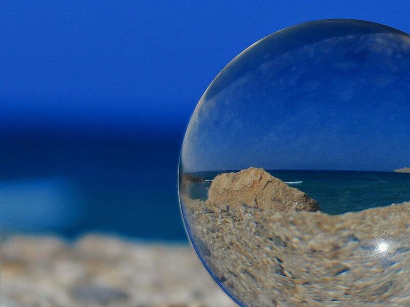 Glaskugel mit Meeresspiegelung