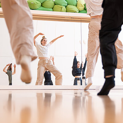 Jugendliche beim Tanzen im Spiegel in Jugendkunstschule im Kreativ-Haus