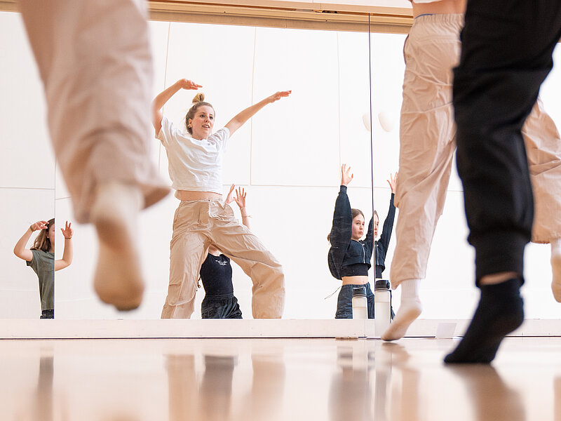 Jugendliche beim Tanzen im Spiegel in Jugendkunstschule im Kreativ-Haus