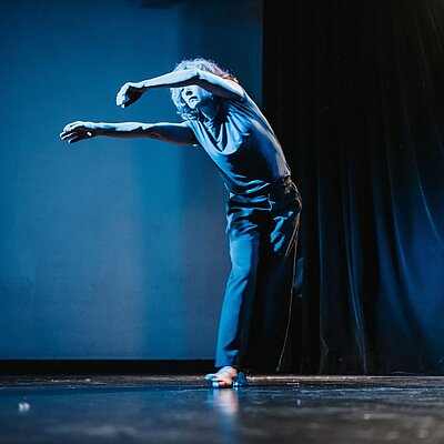 Tänzerin im Scheinwerferlicht