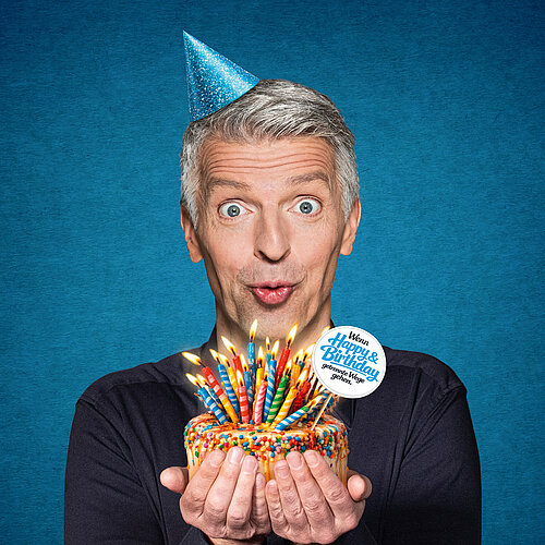 Joachim Flöck mit einem Geburtagskuchen im Kreativ-Haus