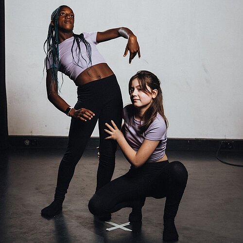 Zwei jugendliche Taenzerinnen in ausdrucksstarker Tanzhaltung