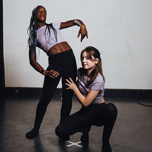 Zwei jugendliche Taenzerinnen in ausdrucksstarker Tanzhaltung