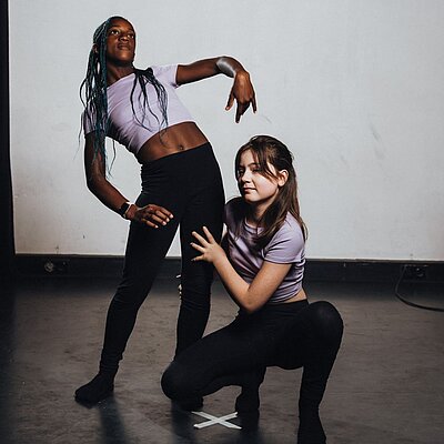 Zwei jugendliche Taenzerinnen in ausdrucksstarker Tanzhaltung