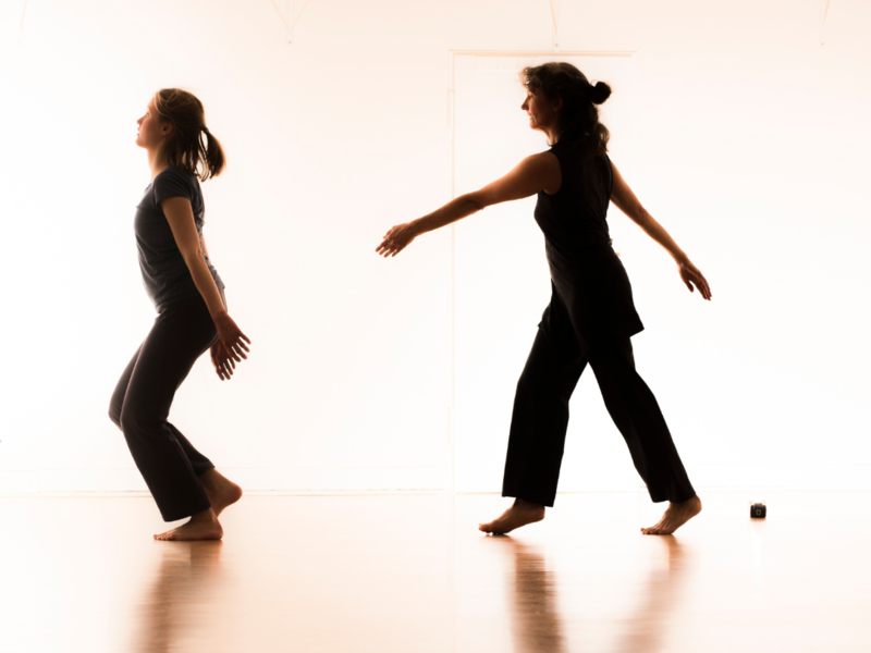 Tänzerinnen im Gegenlicht im Raum