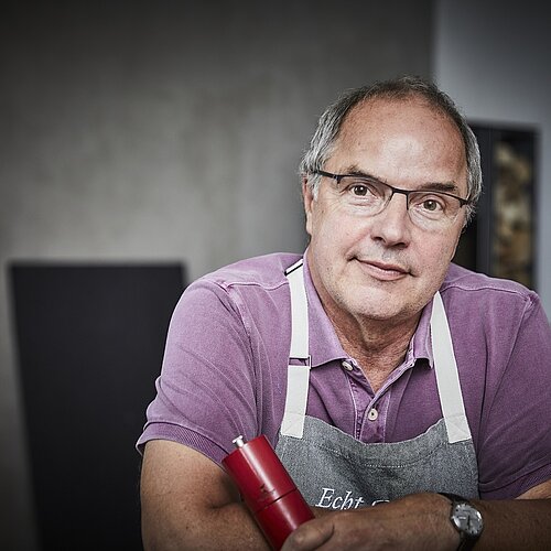 Helmut Gote mit Schürze im Kreativ-Haus