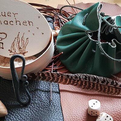 Holz- und Lederarbeiten aus Mittelalter Projekt Allerley Tanderadei in Jugendkustschule im Kreativ-Haus