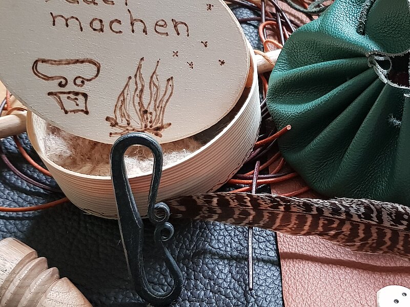 Holz- und Lederarbeiten aus Mittelalter Projekt Allerley Tanderadei in Jugendkustschule im Kreativ-Haus