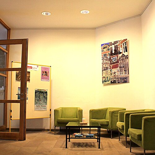 Kreativ-Haus Foyer Sitzgruppe und Tuer zum Cafe