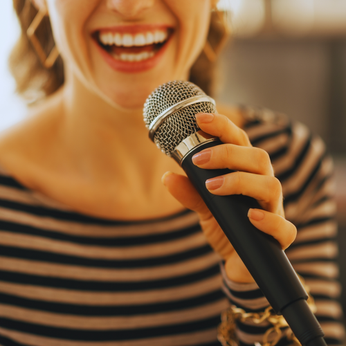 Symbolbild fuer Gesangsangebote im Kreativ-Haus zeigt singenden Mund mit Micro