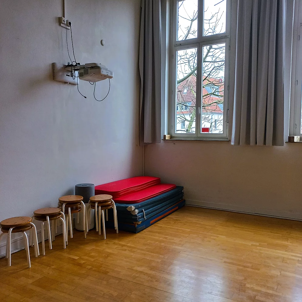 Kreativ-Haus Saal mit Hockern Beamer und Matten