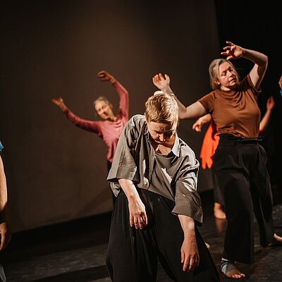 Tänzerinnen im Scheinwerferlicht