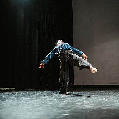 Tänzerin auf einer Bühne