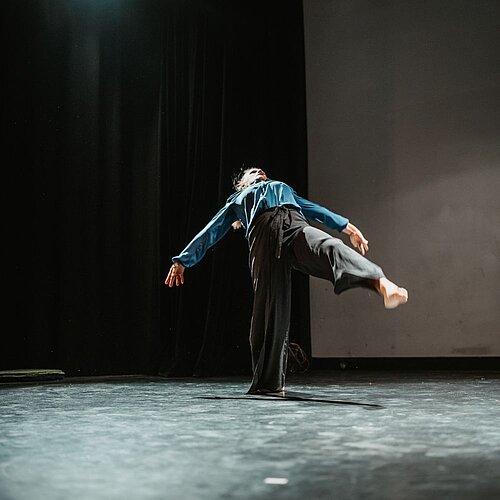 Tänzerin auf einer Bühne