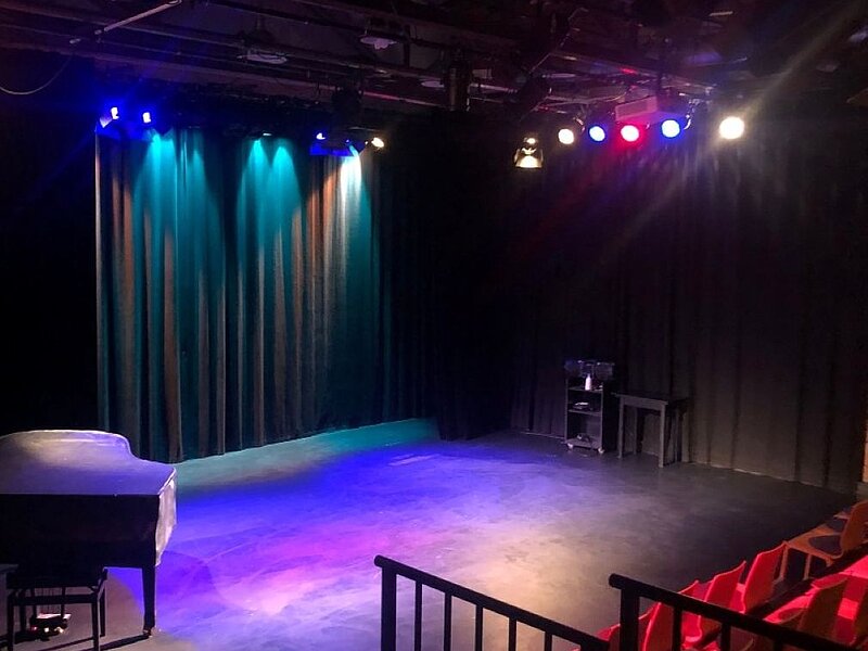 Kreativ-Haus Bühne mit Abendbeleutung