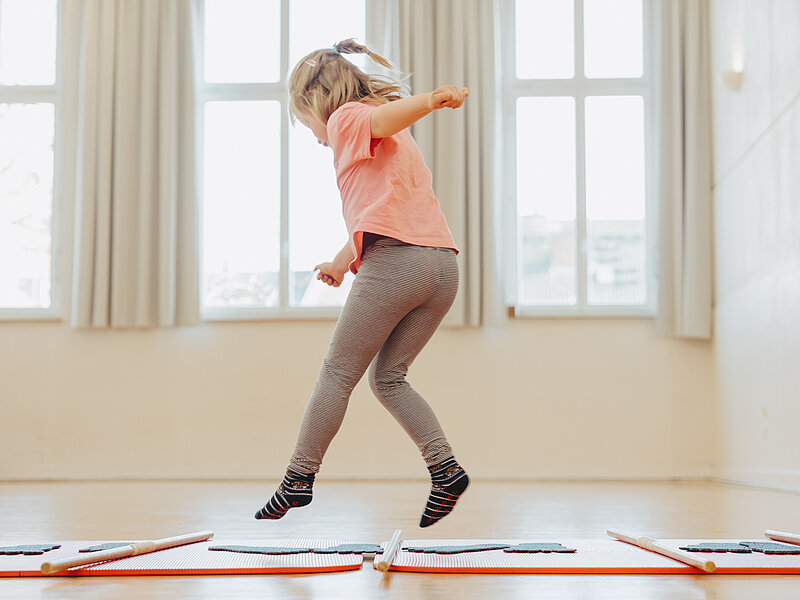 Mädchen hüpft und tanzt im Tanzkurs Dance Mix Minis in der Jugendkunstschule im Kreativ-Haus