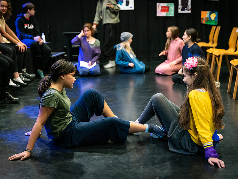 Kinder auf der Kreativ-Haus Theaterbuehne bei einem Ferienprogramm