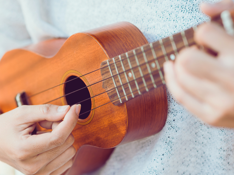 Symbolbild fuer Ukulele-Angebote im Kreativ-Haus zeigt Ukulelegriff