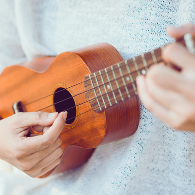 Symbolbild fuer Ukulele-Angebote im Kreativ-Haus zeigt Ukulelegriff