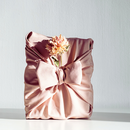 Geschenk mit Furoshiki kunstvoll eingepackt Symbolbild für Workshop im Kreativ-Haus zu japanischer Verpackungskunst