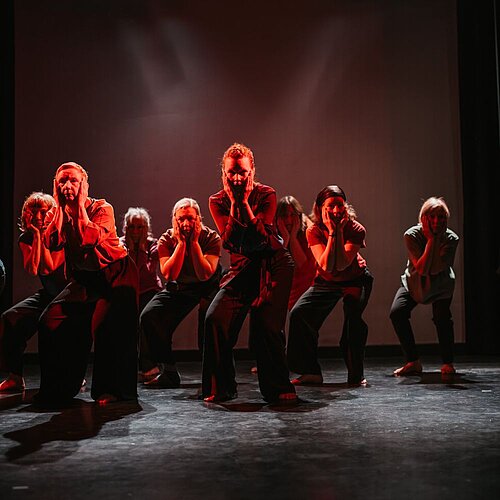 Tänzerinnen im Scheinwerferlicht