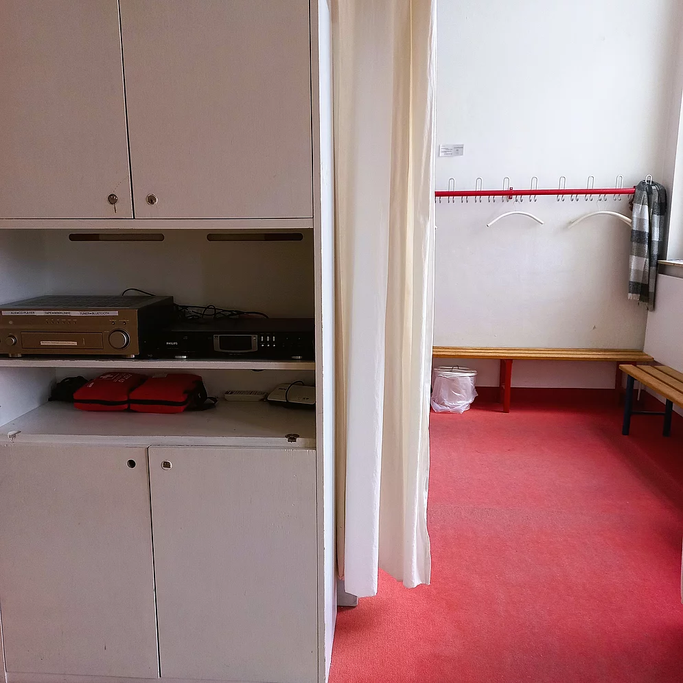 Kreativ-Haus Umkleideraum Ansicht aus dem Saal heraus