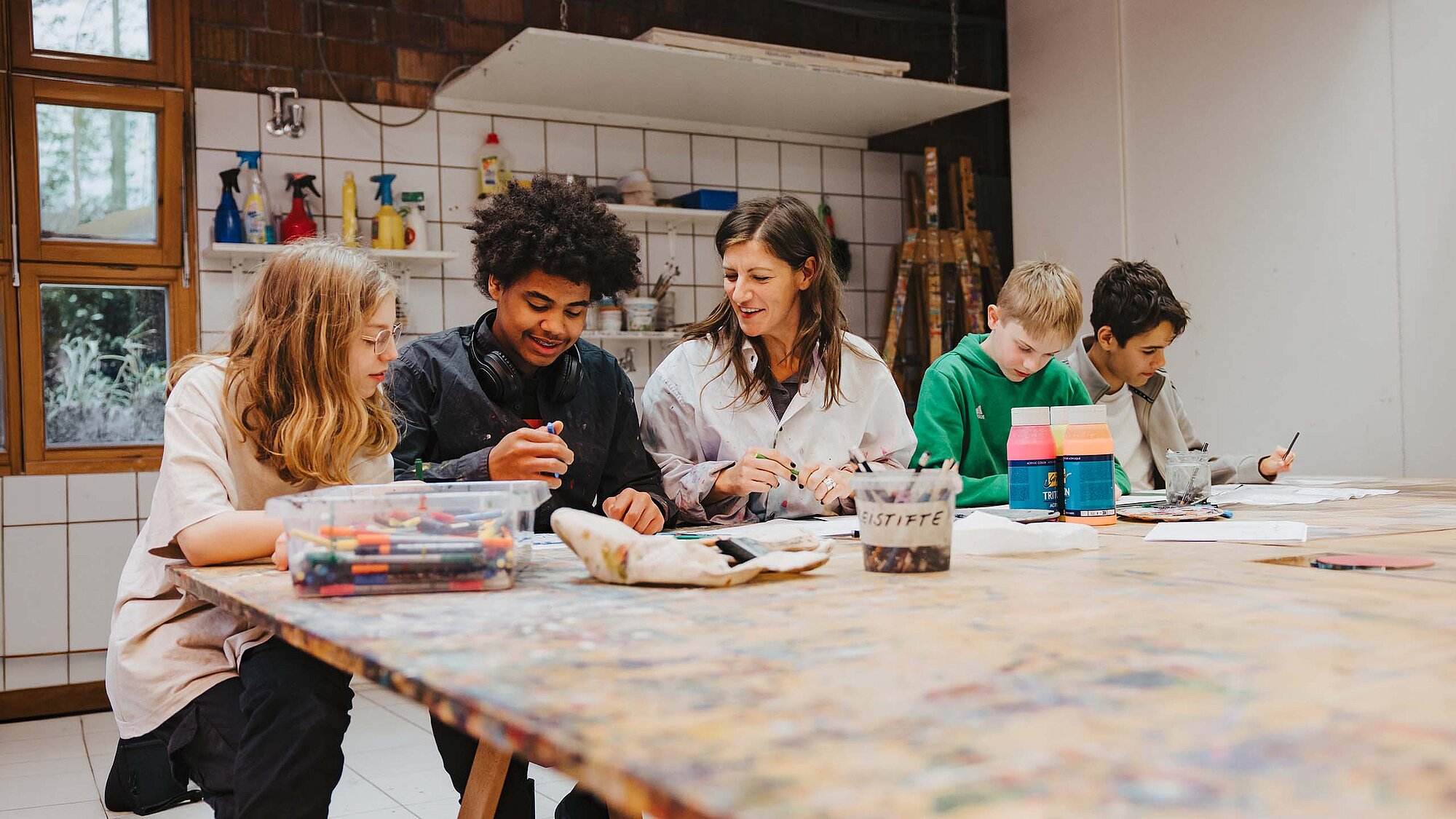 Kinder in der Tüftlerwerkstatt der Jugendkunstshcule im Kreativ-Haus