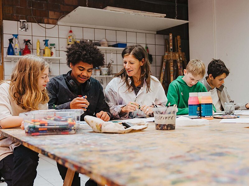 Kinder in der Tüftlerwerkstatt der Jugendkunstshcule im Kreativ-Haus