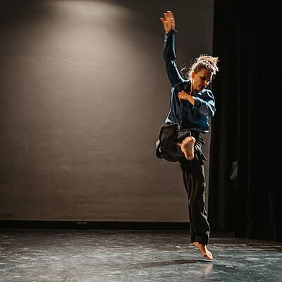 Tänzerin auf einer Bühne