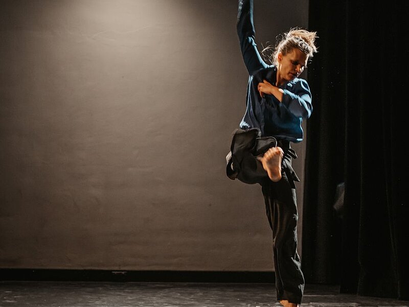 Tänzerin auf einer Bühne