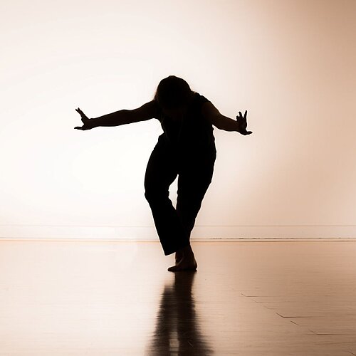 Tänzerin im Gegenlicht im Tanzsaal im Kreativ-Haus