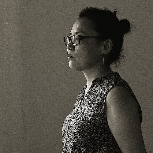 Portraitbild seitlich Satomi Edo schwarz-weiss