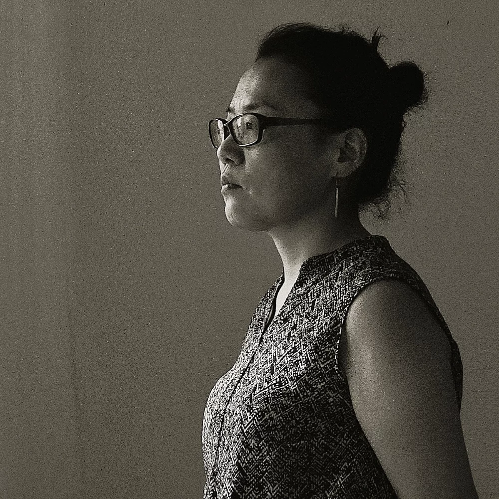 Portraitbild seitlich Satomi Edo schwarz-weiss