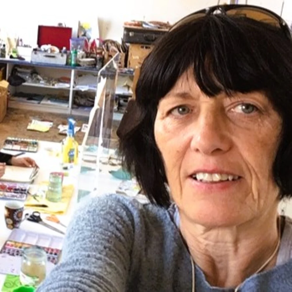 Selfie Elke Ernst mit Atelierhintergrund